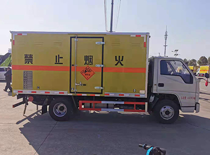 云龙爆破器材运输车工人安全操作规范与智能技术保障